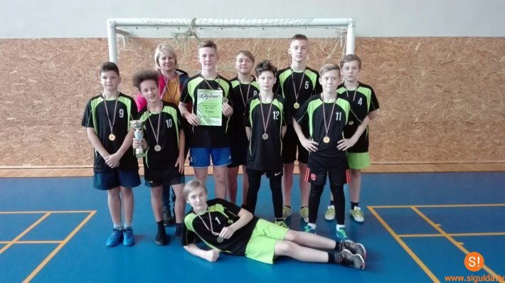 Sacensībās telpu futbolā C grupā uzvar Siguldas 1.pamatskolas komanda