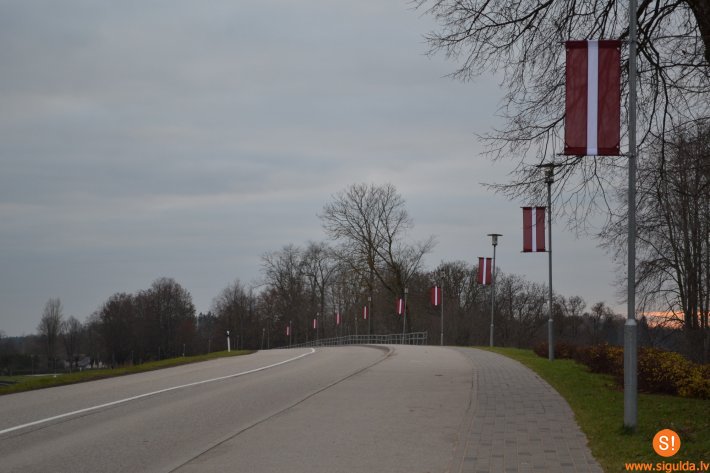Siguldas pilsētvidē uzstāda valsts svētku noformējumu