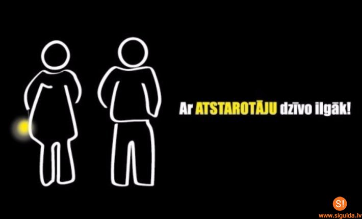 Diennakts tumšajā laikā aicina pie apģērba nēsāt atstarotājus