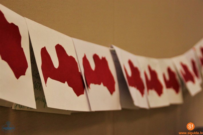 Laurenču sākumskolas audzēkņi svin valsts svētkus