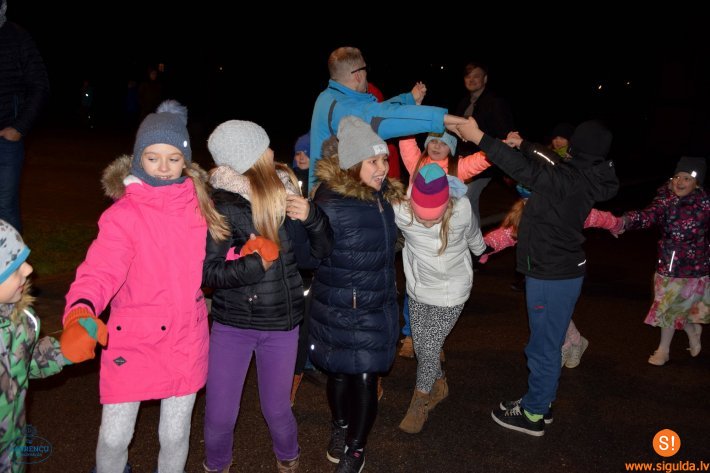 Laurenču sākumskolā sveic aktīvos vecākus un aizvada Danču vakaru