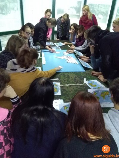 Mores pamatskolas skolēni Zooloģiskajā dārzā apgūst dzīvnieku sistemātiku