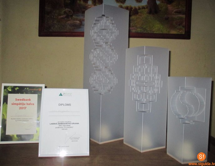 12.a klases skolēnu mācību uzņēmums saņem atzinību