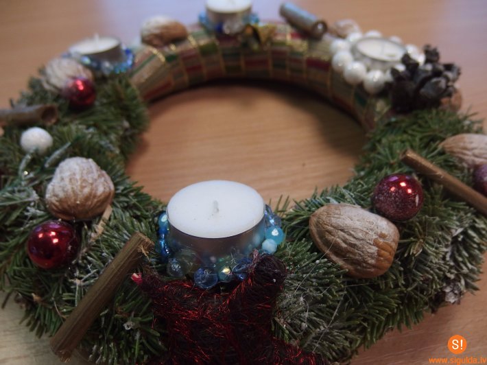 Skolēni dāvina Adventes vainagus senioriem un cilvēkiem ar invaliditāti