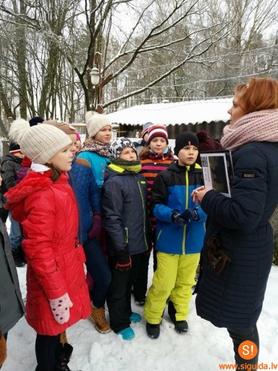 Siguldas pilsētas vidusskolas audzēkņi ziedo dzīvnieku patversmei „Ulubele”