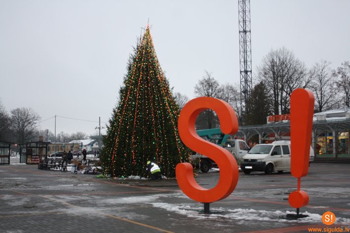 Siguldā uzstādīta Ziemassvētku egle
