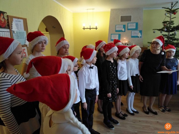 Pilsētas vidusskolas skolēni viesojas sociālās aprūpes namā „Saullēkts”