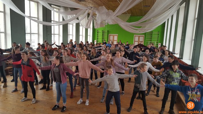 Siguldas pilsētas vidusskolā iepazīst stepa trenera profesiju