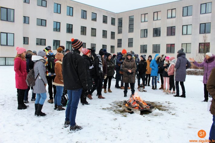 Siguldas Valsts ģimnāzijā piemin barikāžu laiku