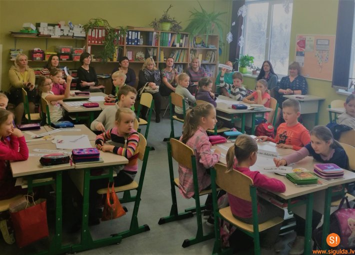 Siguldas pilsētas vidusskolā pieredzi gūst pedagogi no Rīgas