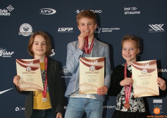 Laurenču sākumskolas skolēnus apbalvo par sasniegumiem taku skrējienos