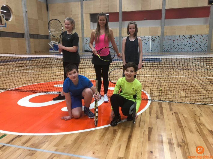 Siguldas Sporta centrā ziemas periodā ir iespēja spēlēt tenisu