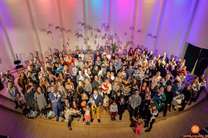 PAPILDINĀTS: Pasākumā „Esmu dzimis Siguldas novadā” sveikti 2017.gada otrajā pusgadā dzimušie mazuļi