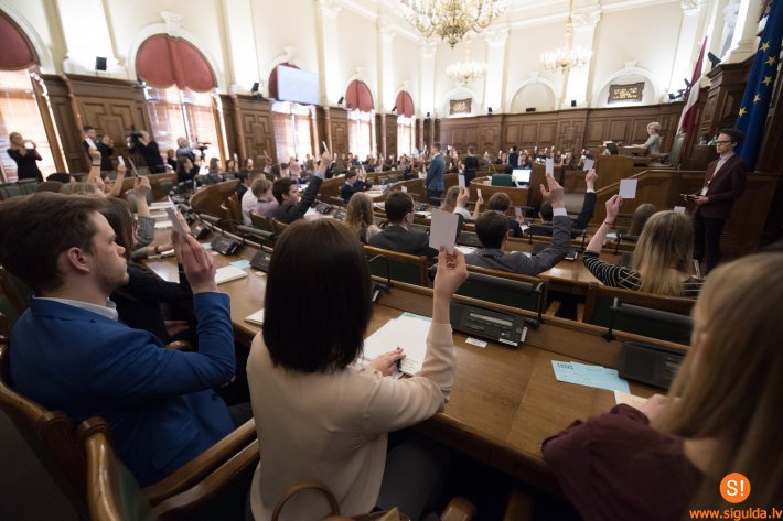 Siguldas Valsts ģimnāzijas skolnieks Klāvs Rencis piedalās 8.Jauniešu Saeimā
