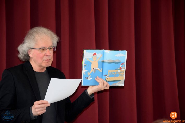 Laurenču sākumskolā aizvadīta tikšanās ar dzejnieku un tulkotāju Guntaru Godiņu