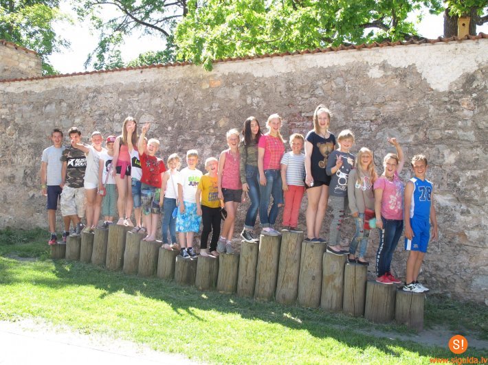 Mores pamatskolas skolēni viesojas Cēsīs