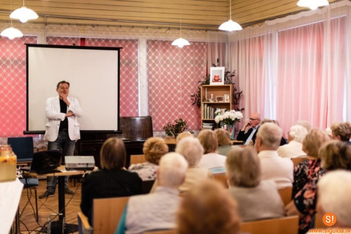 Pensionāru biedrībā „Sigulda” aizvadīta tikšanās ar urologu Juri Ploni