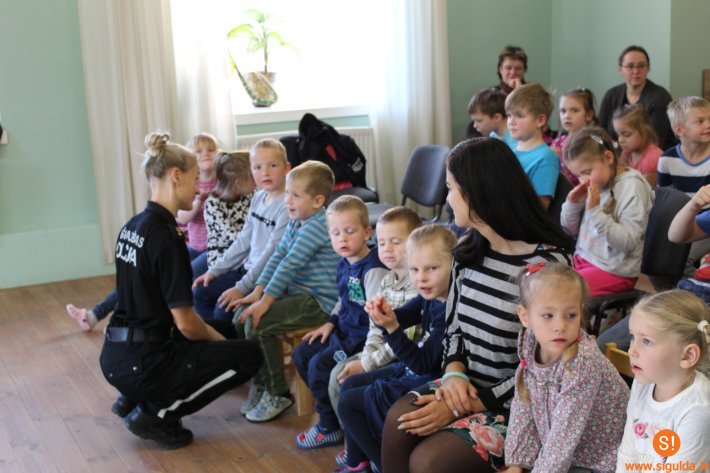 Pašvaldības policijas inspektori Mores skolēniem stāsta par drošību