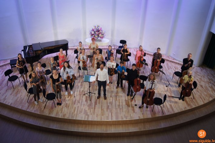 Siguldas Jauniešu kamerorķestris sācis sezonu pēdējos gados lielākajā sastāvā