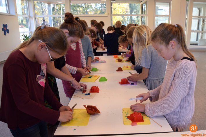 Laurenču sākumskolas skolēni atzīmē Vispasaules roku mazgāšanas dienu