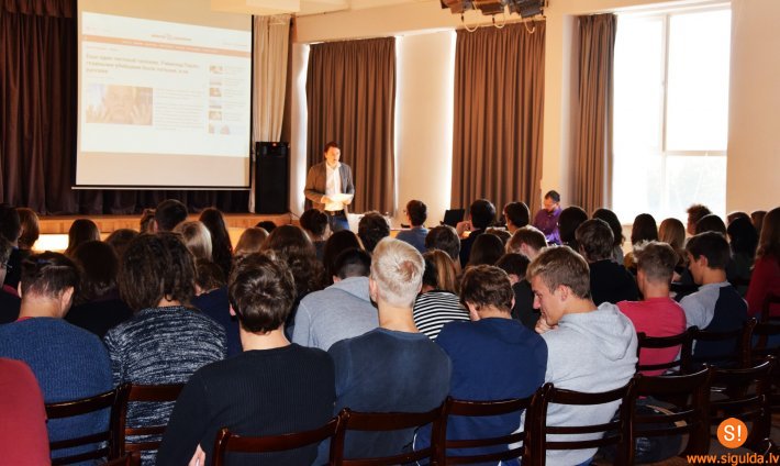 Siguldas Valsts ģimnāzijā notikusi atvērtā vēstures stunda