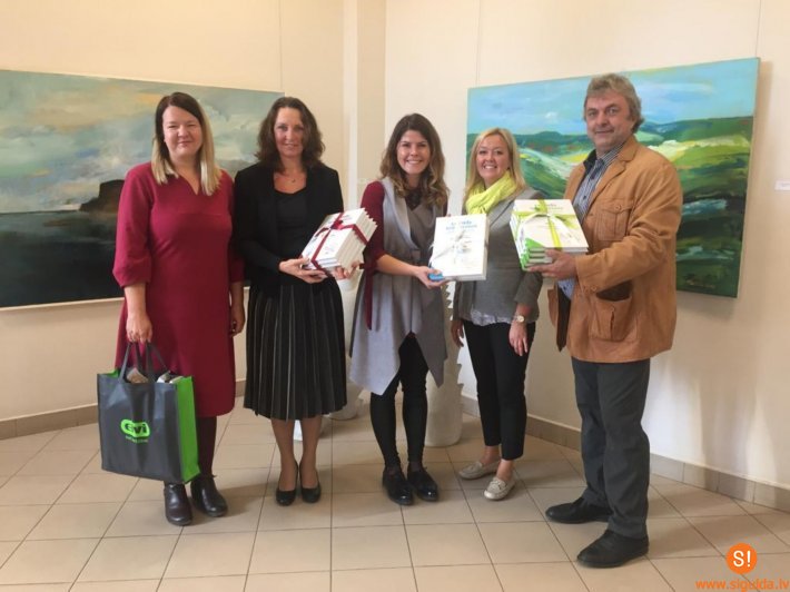 Mākslu skola „Baltais Flīģelis” saņem „Latviešu kordziesmas antoloģiju”