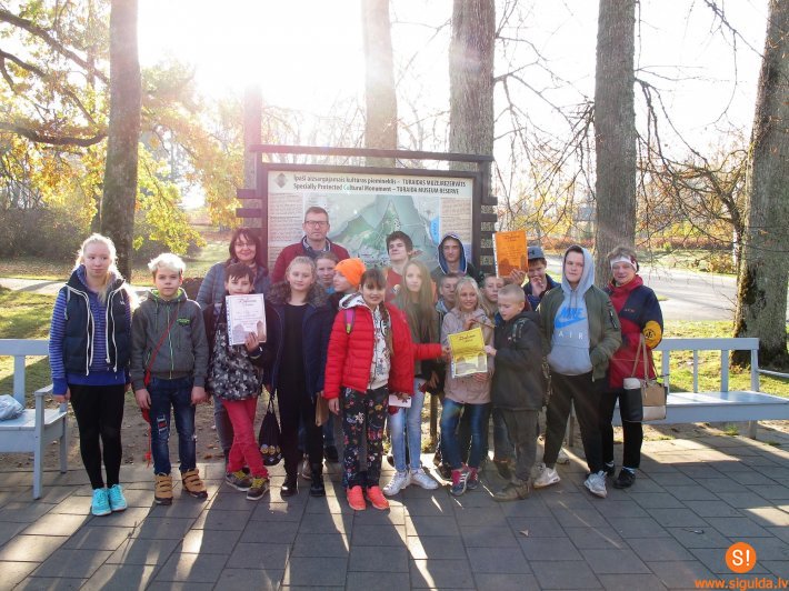Mores pamatskolas skolēni piedalās orientēšanās spēlē „Tūkstošgades stāsts”