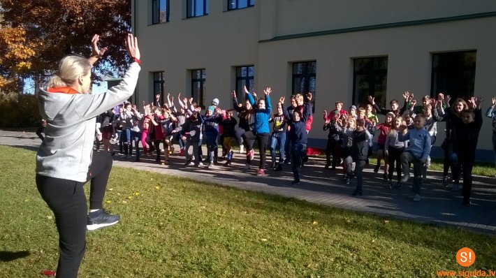 Allažu pamatskolas skolēni piedalās valsts simtgadei veltītā skrējienā