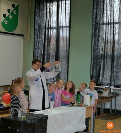 Siguldas pilsētas vidusskolā viesojās zinātniskais teātris „Laboratorium”