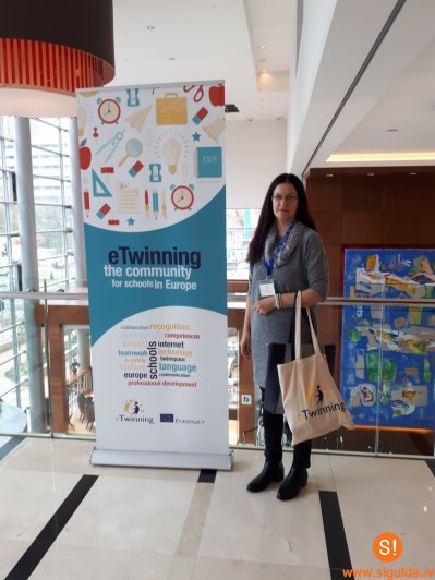 Siguldas pilsētas vidusskolas skolotāja pārstāv Siguldu „eTwinning” konferencē