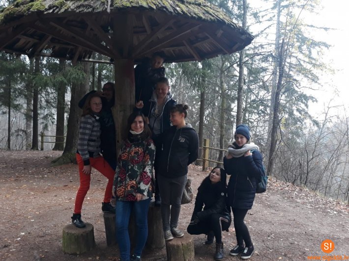 Mores pamatskolas skolēni dodas ekskursijā un piedalās lāzertaga spēlē