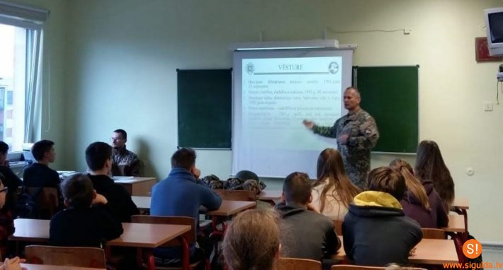 Siguldas 1.pamatskolā viesojas zemessargi