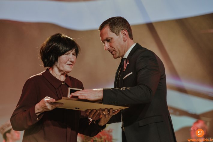 Latvijas Republikas proklamēšanas 100.gadadienas pasākumā godināti Siguldas novada iedzīvotāji