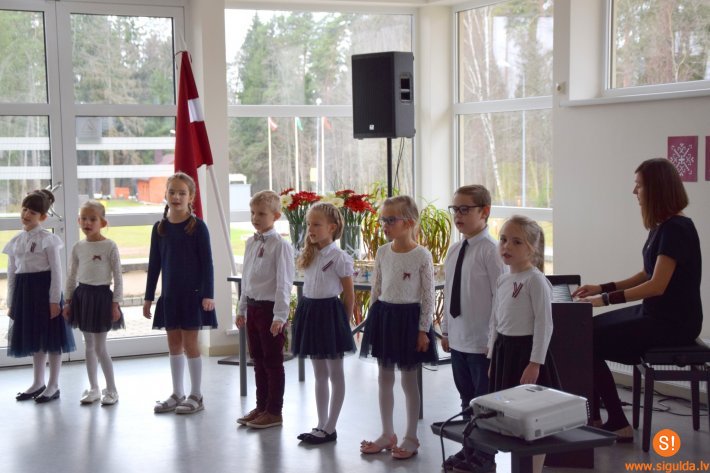 Laurenču sākumskolā aizvadīti Latvijas simtgadei veltīti pasākumi