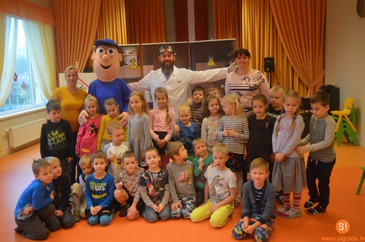 Bērnudārzā „Pasaciņa” iepazīst ķīmisko vielu apzīmējumus