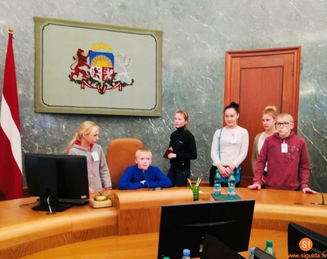 Mores pamatskolas skolēni apmeklē Ministru kabinetu