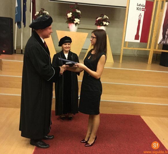 Siguldiete saņem Goda absolventa diplomu