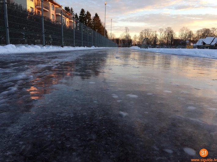 Uzsākta ledus liešana slidotavai pie Siguldas Sporta centra
