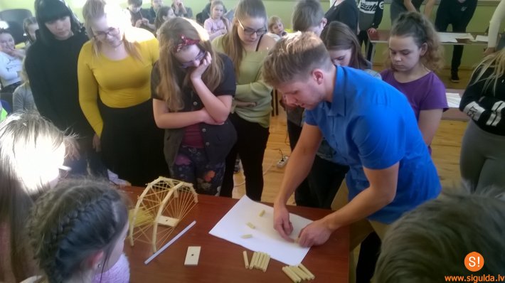 Makaronu tiltu būve Allažu pamatskolā