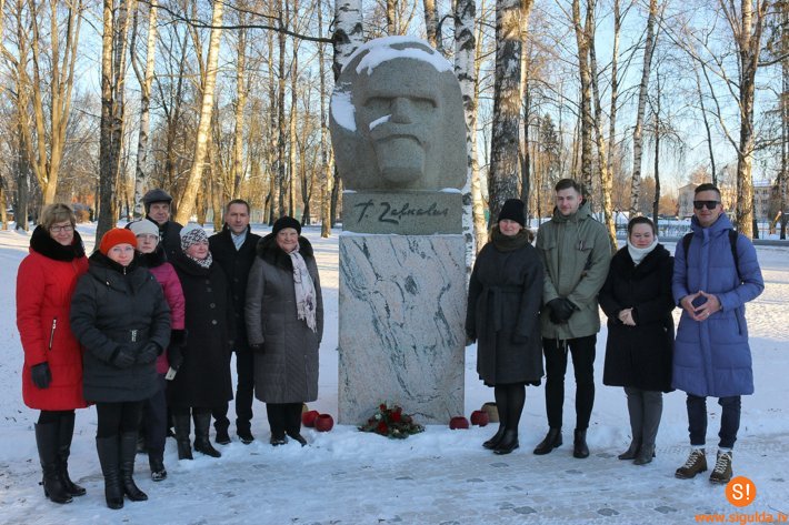 Aizvadīts piemiņas brīdis tēlnieka Teodora Zaļkalna dzimšanas dienā