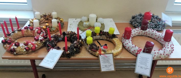 Mores pamatskolā darina Adventes vainagus Mores pagasta senioriem