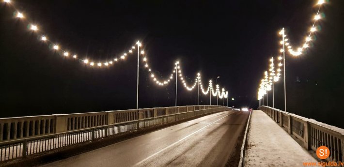 Tiltu pār Gauju rotā vairāk nekā 340 spuldzītes