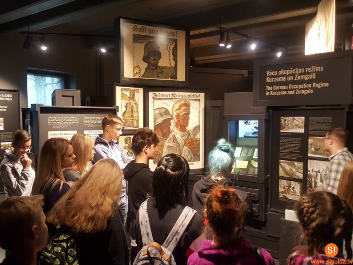 Allažu pamatskolas skolēni apmeklē Latvijas Kara muzeju un Rīgas Brāļu kapus