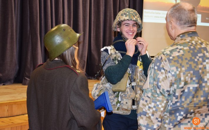 Siguldas Valsts ģimnāzijā notikusi Aizsardzības ministrijas lekcija
