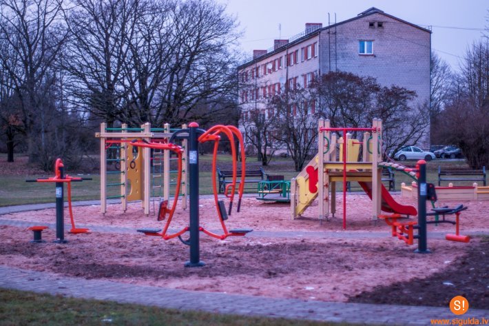 Institūta ielas bērnu rotaļu laukumā uzstādīti jauni āra trenažieri