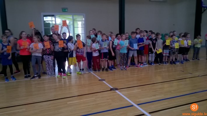 Allažu pamatskolas skolēni piedalās „Jautrajās stafetēs”