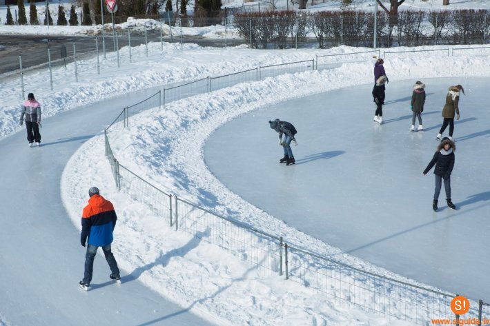 Atvērta publiskā slidotava pie Siguldas Sporta centra