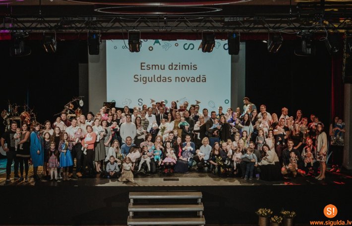 Monētas „Esmu dzimis Siguldas novadā” saņēmuši 2018. gada otrajā pusgadā dzimušie novadnieki