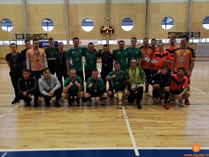 Aizvadīts telpu futbola turnīrs pieaugušajiem