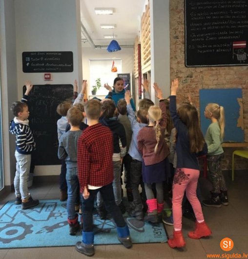 Laurenču sākumskolas skolēni apmeklē zinātkāres centru „Zinoo”